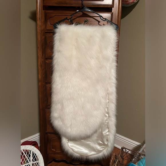 Nwot lulus faux fur stole - white - Picture 6 of 7